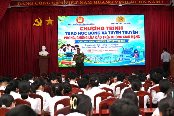 Một buổi tuyên truyền cho học sinh về phòng, chống lừa đảo trên không gian mạng