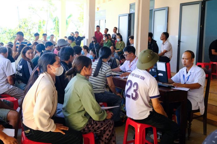 Đông đảo người dân xã Quảng Sơn tham gia khám sức khỏe