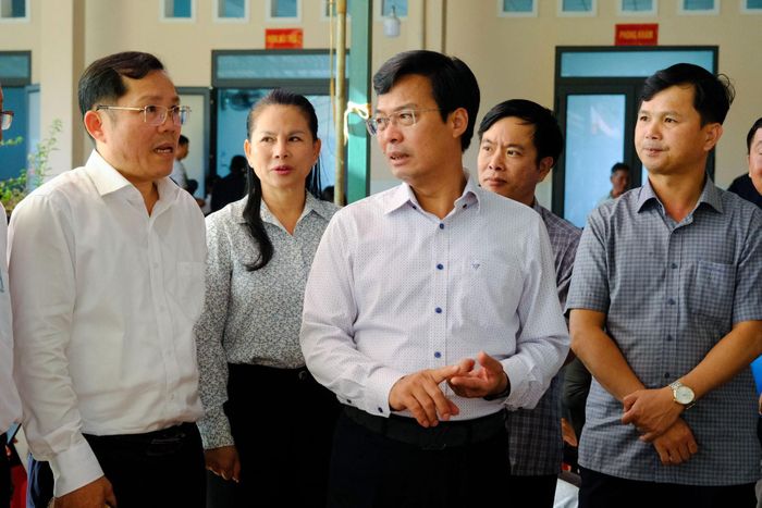 Phó Chủ tịch UBND tỉnh Đinh Văn Tuấn (áo trắng, đứng giữa) đề nghị cơ sở y tế tăng lịch khám vào ban đêm để tạo điều kiện cho người dân cũng như đẩy nhanh tiến độ đề ra