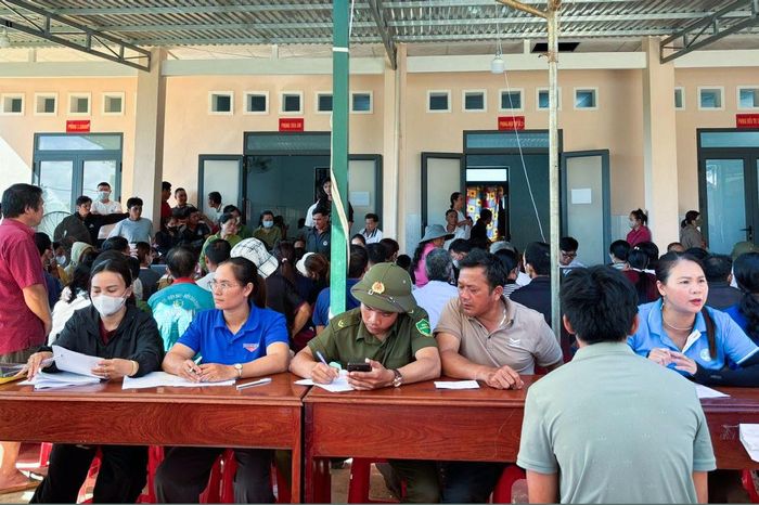 Các lực lượng xã Quảng Sơn hỗ trợ công tác khám sức khỏe