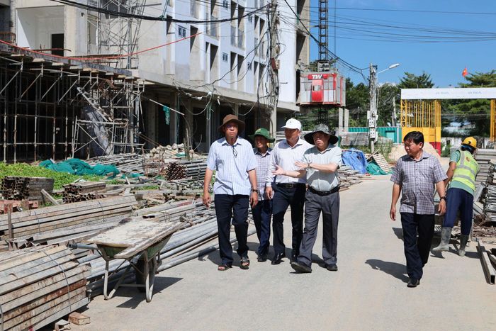 Các đồng chí lãnh đạo tỉnh và các sở, ngành, địa phương liên quan kiểm tra dự án Chung cư sông Cà Ty