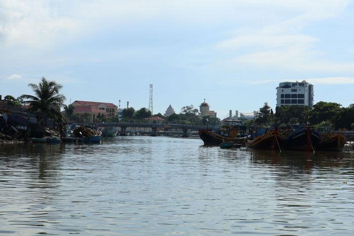 Kè sông Cà Ty, đoạn từ cầu Dục Thanh đến đường Ung Văn Khiêm