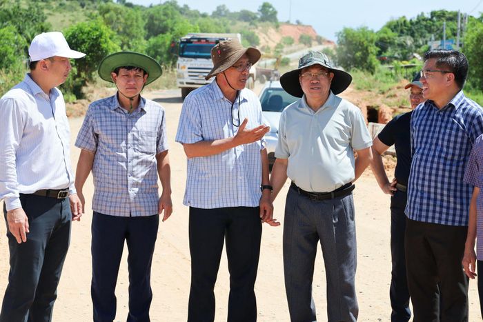 Các đồng chí lãnh đạo tỉnh và các sở, ngành, địa phương liên quan kiểm tra dự án ĐT719B đoạn Phan Thiết - Kê Gà