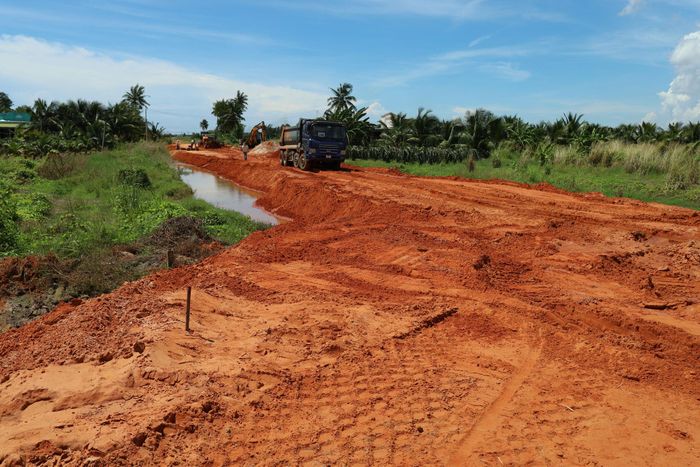Đơn vị thi công đang thi công dự án ĐT719B đoạn Hòn Lan - Tân Hải