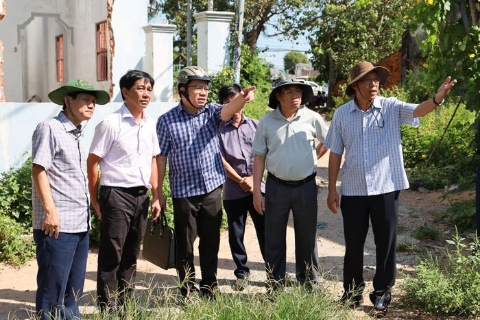 Các đồng chí lãnh đạo tỉnh và các sở, ngành, địa phương liên quan kiểm tra dự án Cầu Văn Thánh