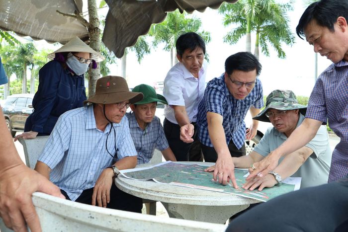 Các đồng chí lãnh đạo tỉnh và các sở, ngành, địa phương liên quan kiểm tra dự án Đường từ ngã tư Lê Duẩn - Trường Chinh đến nút giao cao tốc
