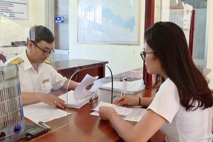 Cán bộ thuế cơ sở 3 giải quyết hồ sơ khai thuế chuyển nhượng sử dụng đất cho người dân