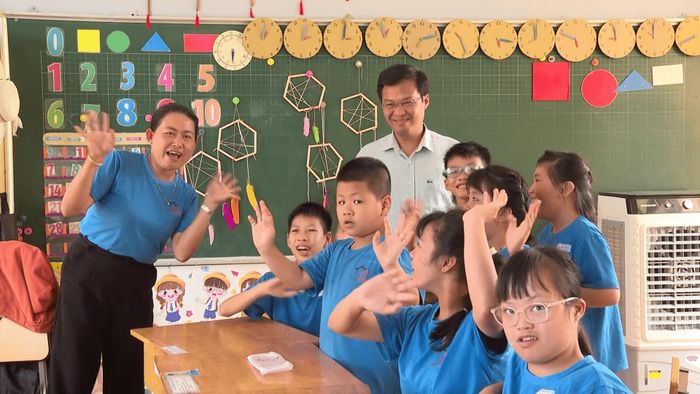 Phó Chủ tịch UBND tỉnh Đinh Văn Tuấn thăm, động viên học sinh tại Trung tâm Bảo trợ xã hội Nhà May Mắn