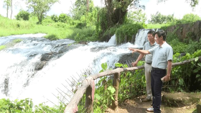 Phó Chủ tịch UBND tỉnh Đinh Văn Tuấn khảo sát thác Đray Sáp