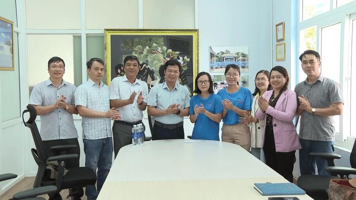 Phó Chủ tịch UBND tỉnh Đinh Văn Tuấn thăm, tặng quà tại Trung tâm bảo trợ xã hội Nhà May Mắn