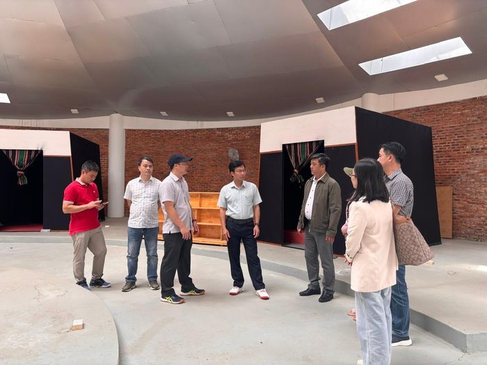 Phó Chủ tịch UBND tỉnh Đinh Văn Tuấn (chính giữa) khảo sát tại Trung tâm Thông tin Krông Nô (xã Nam Đà)