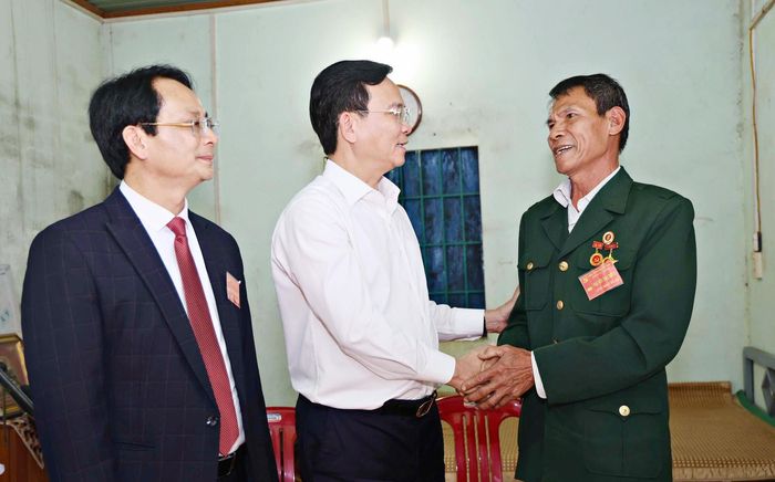 Đồng chí Hồ Văn Mười, Ủy viên Ban Chấp hành Trung ương Đảng, Phó Bí thư Tỉnh ủy, Chủ tịch UBND tỉnh Lâm Đồng thăm gia đình chính sách, người có công với cách mạng tại địa phương