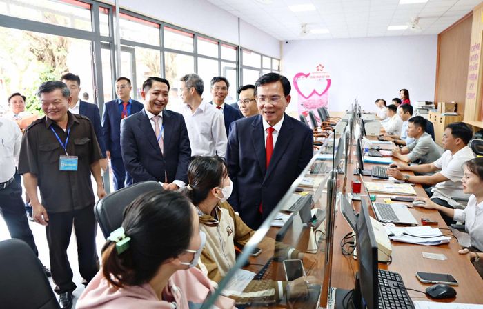 Đồng chí Hồ Văn Mười, Ủy viên Ban Chấp hành Trung ương Đảng, Phó Bí thư Tỉnh ủy, Chủ tịch UBND tỉnh Lâm Đồng kiểm tra hoạt động tại Trung tâm Phục vụ hành chính công xã Nhân Cơ