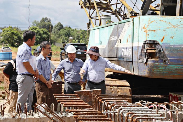Phó Chủ tịch UBND tỉnh Võ Ngọc Hiệp kiểm tra tiến độ thi công dự án Cầu Phước Cát, xã Đạ Tẻh 2 vào chiều 7/10