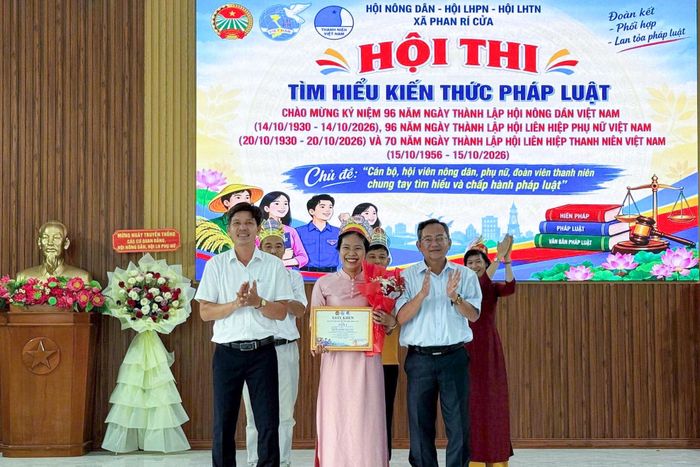 Trao giải cho các cụm thi