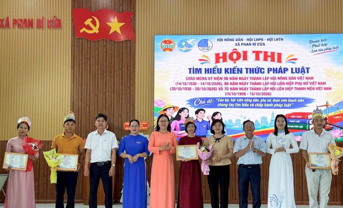 Trao giải cho các cụm thi