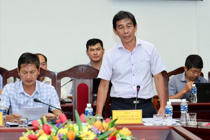 Phó Giám đốc Ban Quản lý dự án đầu tư xây dựng số 2 Nguyễn Thanh Hiền báo cáo tại cuộc họp