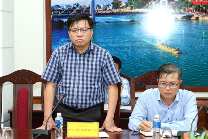 Chủ tịch UBND phường Bình Thuận Nguyễn Hữu Trung báo cáo tại cuộc họp