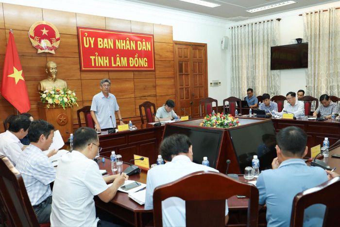 Đồng chí Võ Ngọc Hiệp, Tỉnh ủy viên, Phó Chủ tịch UBND tỉnh Lâm Đồng phát biểu tại cuộc họp