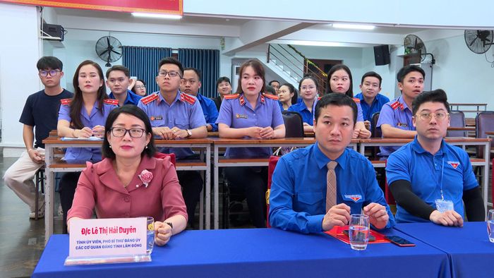 Đồng chí Lê Thị Hải Duyên, Tỉnh ủy viên, Phó Bí thư Đảng ủy Các cơ quan Đảng tỉnh Lâm Đồng tham dự Lễ tuyên dương