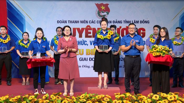 Các cá nhân được tuyên dương vì những nỗ lực, tinh thần trách nhiệm