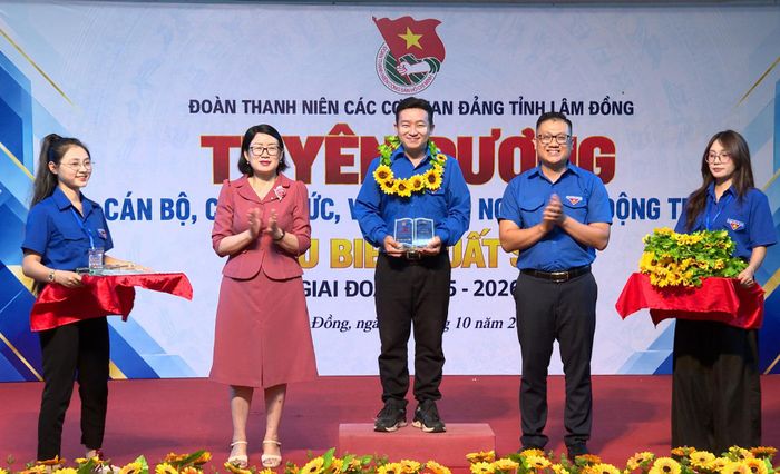 Các cá nhân được tuyên dương vì những nỗ lực, tinh thần trách nhiệm