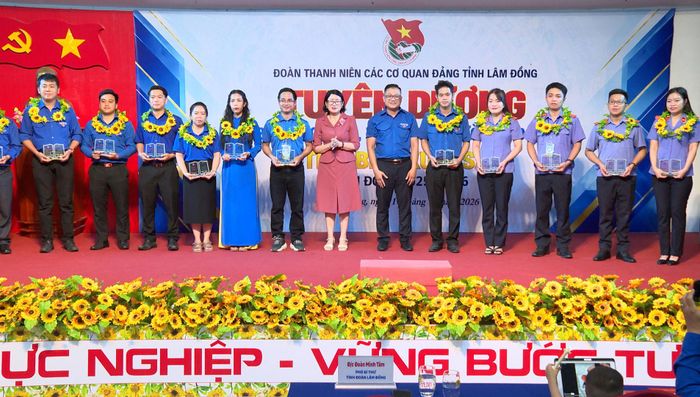 Đoàn thanh niên Các cơ quan Đảng tỉnh Lâm Đồng tuyên dương cán bộ, công chức, viên chức, người lao động trẻ tiêu biểu xuất sắc giai đoạn 2025 - 2026