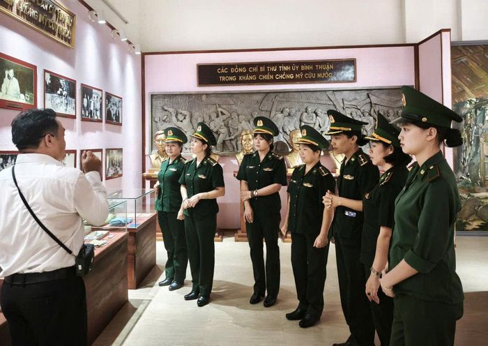 Cán bộ, hội viên Hội Phụ nữ BĐBP tỉnh Lâm Đồng tham quan, tìm hiểu lịch sử tại Di tích Căn cứ Tỉnh ủy Bình Thuận
