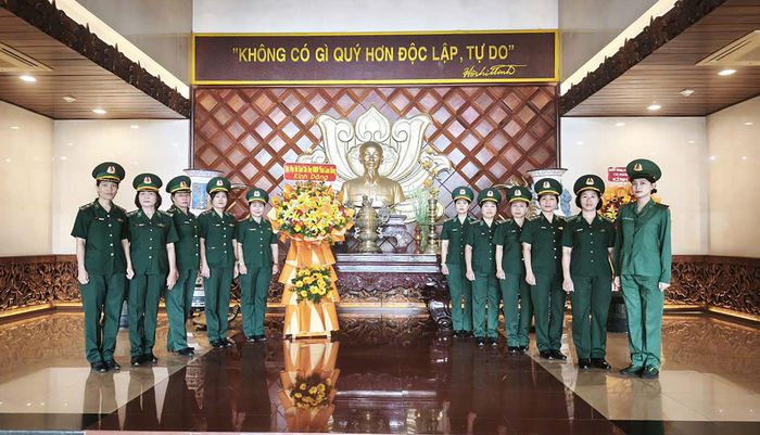 Hội Phụ nữ BĐBP tỉnh Lâm Đồng dâng hương tại Bảo tàng Hồ Chí Minh