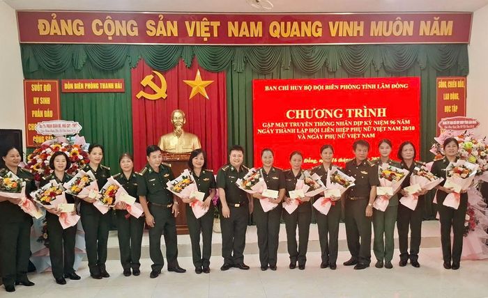 Đảng ủy, Ban Chỉ huy BĐBP tỉnh Lâm Đồng tổ chức gặp mặt, tặng quà cho cán bộ, hội viên phụ nữ nhân Kỷ niệm 96 năm Ngày thành lập Hội Liên hiệp Phụ nữ Việt Nam