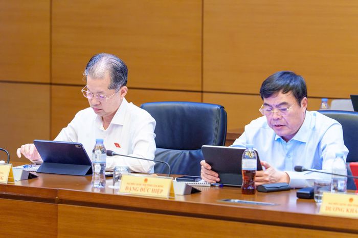 Các đồng chí: Nguyễn Văn Quảng, Bí thư Trung ương Đảng, Chánh án Tòa án nhân dân tối cao, ĐBQH tỉnh Lâm Đồng: Đặng Đức Hiệp, Ủy viên Ban Thường vụ Tỉnh ủy, Phó trưởng Đoàn ĐBQH chuyên trách khóa XVI tỉnh Lâm Đồng dự phiên thảo luận