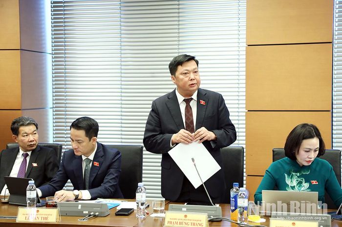 Đại biểu Phạm Hùng Thắng, Phó Trưởng đoàn chuyên trách Đoàn ĐBQH tỉnh Ninh Bình tham gia thảo luận.
