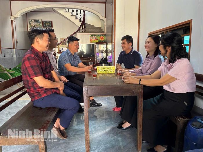 Đại diện Phòng Giao dịch NHCSXH Kim Sơn cùng lãnh đạo xã Định Hóa kiểm tra thực tế mô hình nuôi cầy vòi hương của hộ gia đình vay vốn tín dụng chính sách.