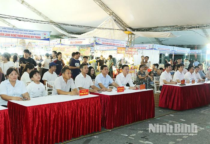 Các đại biểu tham dự khai mạc Phiên chợ.
