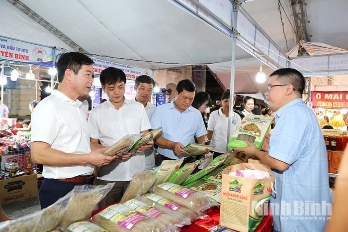 Các đại biểu tham quan gian hàng giới thiệu sản phẩm OCOP của tỉnh.