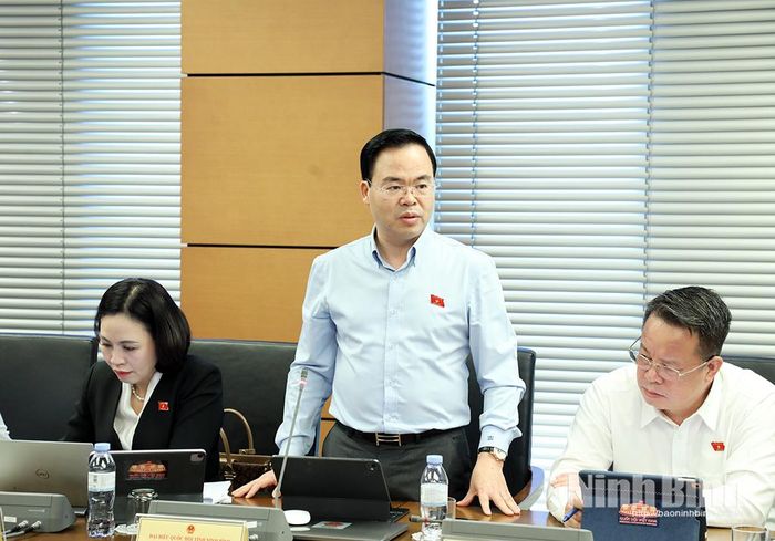 Đại biểu Trần Văn Khải, Phó Chủ nhiệm Ủy ban Khoa học, Công nghệ và Môi trường của Quốc hội phát biểu thảo luận.