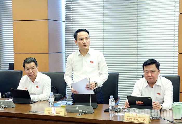 Đại biểu Lê Văn Thế, Tỉnh ủy viên, Phó Trưởng Đoàn chuyên trách Đoàn ĐBQH tỉnh Ninh Bình tham gia thảo luận.