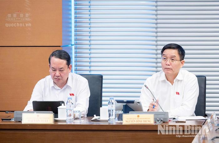 Đồng chí Nguyễn Đình Trung, Ủy viên Trung ương Đảng, Bí thư Thành ủy, Trưởng Đoàn ĐBQH thành phố Huế và đồng chí Mai Văn Tuất, Phó Bí thư Tỉnh ủy, Trưởng Đoàn ĐBQH tỉnh Ninh Bình điều hành phiên thảo luận.