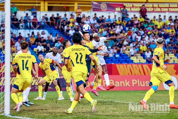 Tình huống bóng nguy hiểm trước khung thành đội chủ nhà Thanh Hoá.