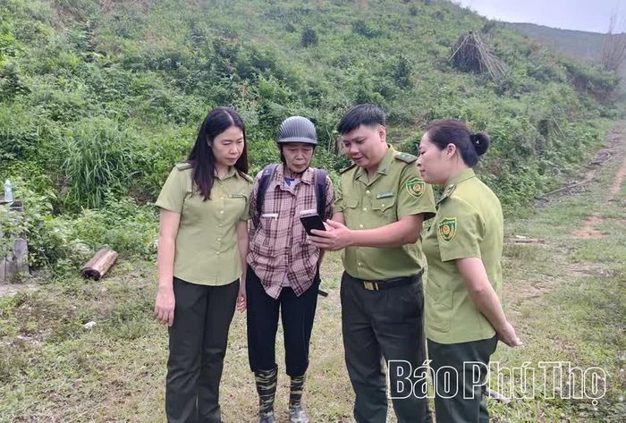 Tuyên truyền, nâng cao nhận thức của người dân về bảo vệ rừng, phòng cháy, chữa cháy rừng là một trong những nhiệm vụ quan trọng của các nữ kiểm lâm.