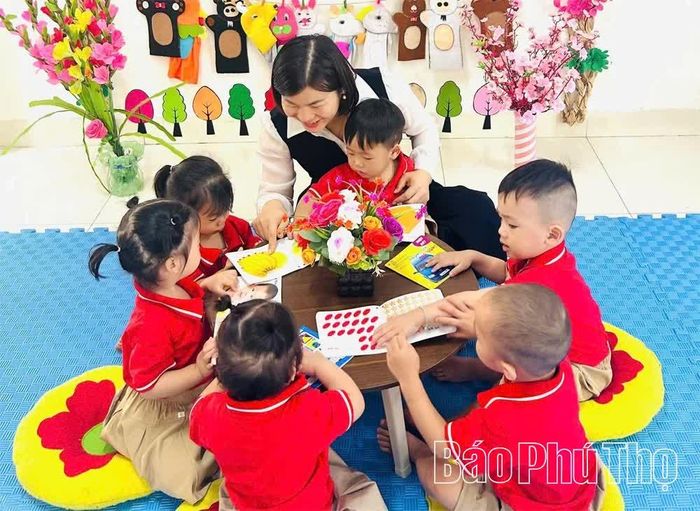 Giờ học tràn ngập niềm vui của cô và trò Phân hiệu Mầm non Hoàng Lâu - điểm sáng trường học an toàn, hạnh phúc được phụ huynh tin tưởng.