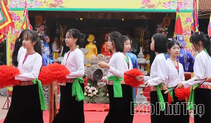 Trình diễn điệu sênh tiền trong Lễ hội Đình Thạch Khoán.