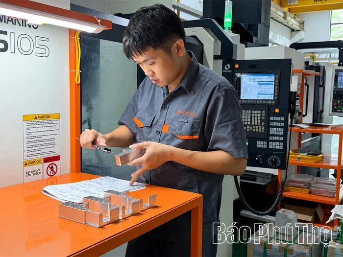 Công nhân Công ty CNC Tech kiểm tra chất lượng sản phẩm cơ khí chính xác sau gia công.