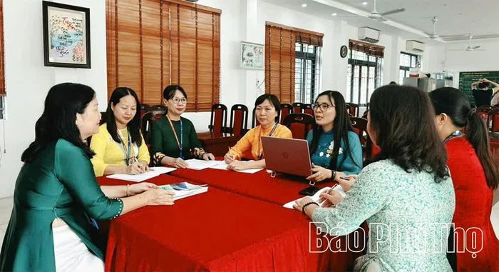 Cô giáo Đỗ Thị Hạnh (thứ 3 bên phải) trao đổi kinh nghiệm, nâng cao chất lượng giảng dạy và thực hiện hiệu quả nhiệm vụ chuyên môn.