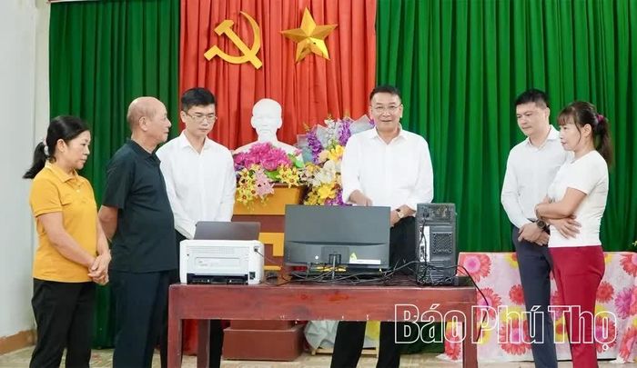 Xã Thanh Ba bàn giao máy tính, máy in và lắp đặt wifi công cộng tại 22 thôn, tổ dân phố trên địa bàn, từng bước hoàn thiện hạ tầng phục vụ chuyển đổi số ngay từ cơ sở.