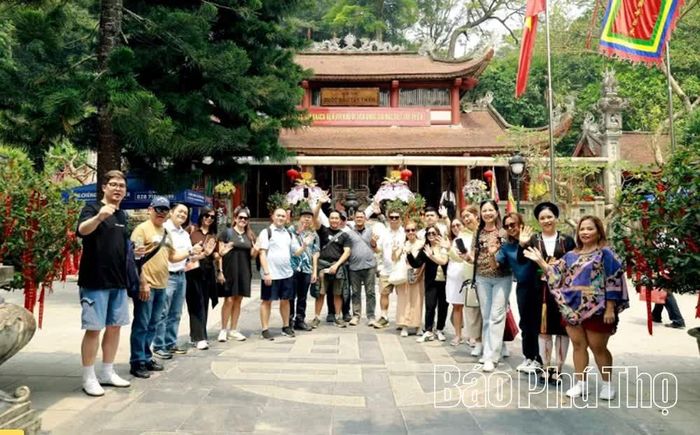 Đoàn doanh nghiệp lữ hành quốc tế trải nghiệm tại Đền Mẫu - Khu du lịch Tây Thiên.