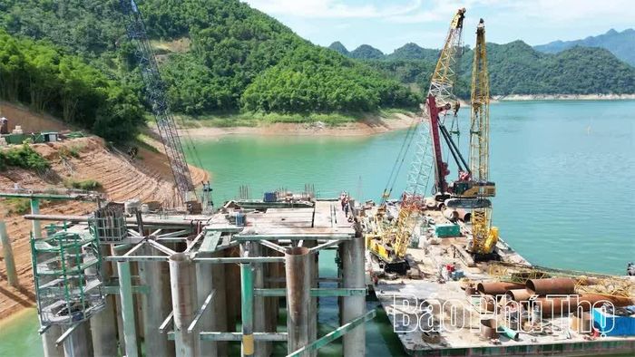 Nhà thầu tập trung đẩy nhanh tiến độ thi công cầu Hòa Sơn thuộc Dự án cao tốc Hòa Bình - Mộc Châu.