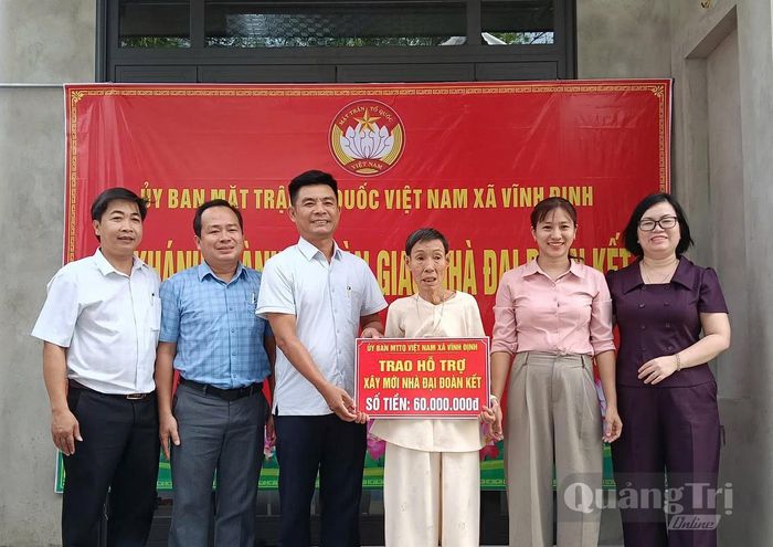 Khánh thành, bàn giao nhà “Đại đoàn kết” cho bà Lê Thị Dưỡng ở thôn Hải Xuân, xã Vĩnh Định - Ảnh: Đ.V