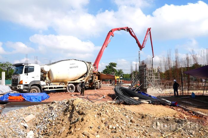 Số lượng nhân công tại hiện trường chưa đáp ứng đủ yêu cầu thi công công trình - Ảnh: T.Đ