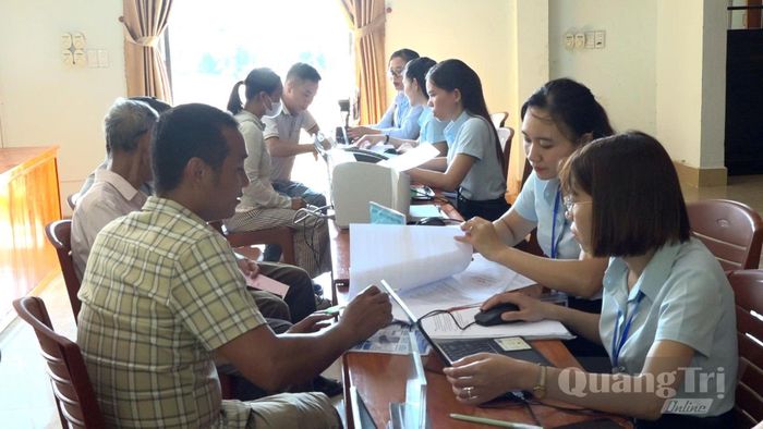 án bộ Trung tâm Phục vụ hành chính công xã Hải Lăng tích cực hỗ trợ người dân thực hiện các thủ tục hành chính ngay tại cơ sở - Ảnh: V.A